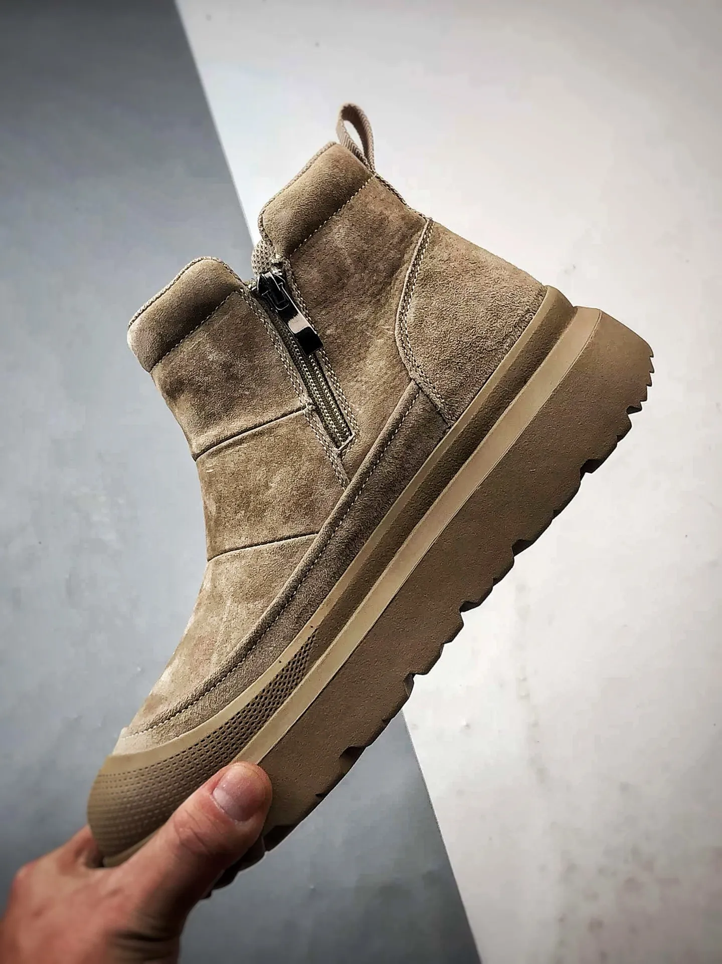 💰560 UGG Tasman Weather Hybrid Tasman hybrid series 2025ss autumn and winter new products Men's high-top thick-soled lightweight casual Martin boots #Purchasing only for quality The fabric is made of imported first-layer cowhide material External high-elastic Modern External non-slip rubber plastic foam ultra-light outsole Side zipper + Velcro design Very easy to put on and take off Made of TPU molded leather upper material #EVA light wing outsole, non-slip, wear-resistant and good elasticity Size: 39 40 41 42 43 44 (leather shoe size)